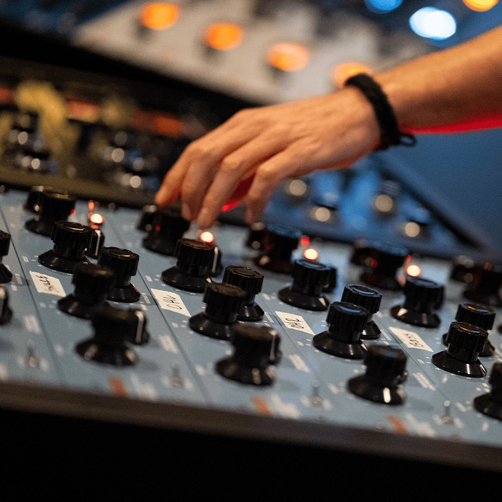 Warm_Audio_EQP-WA_-_Tube_Program_Equalizer_-_5_Lifestyle_2_Multiple_Units_In_The_Studio_2