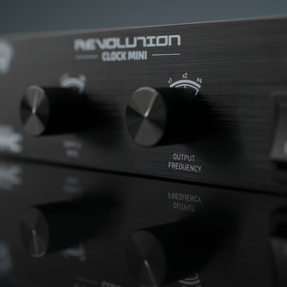 Black_Lion_Audio_Revolution_Clock_Mini_-_World_Clock_4_Knobs