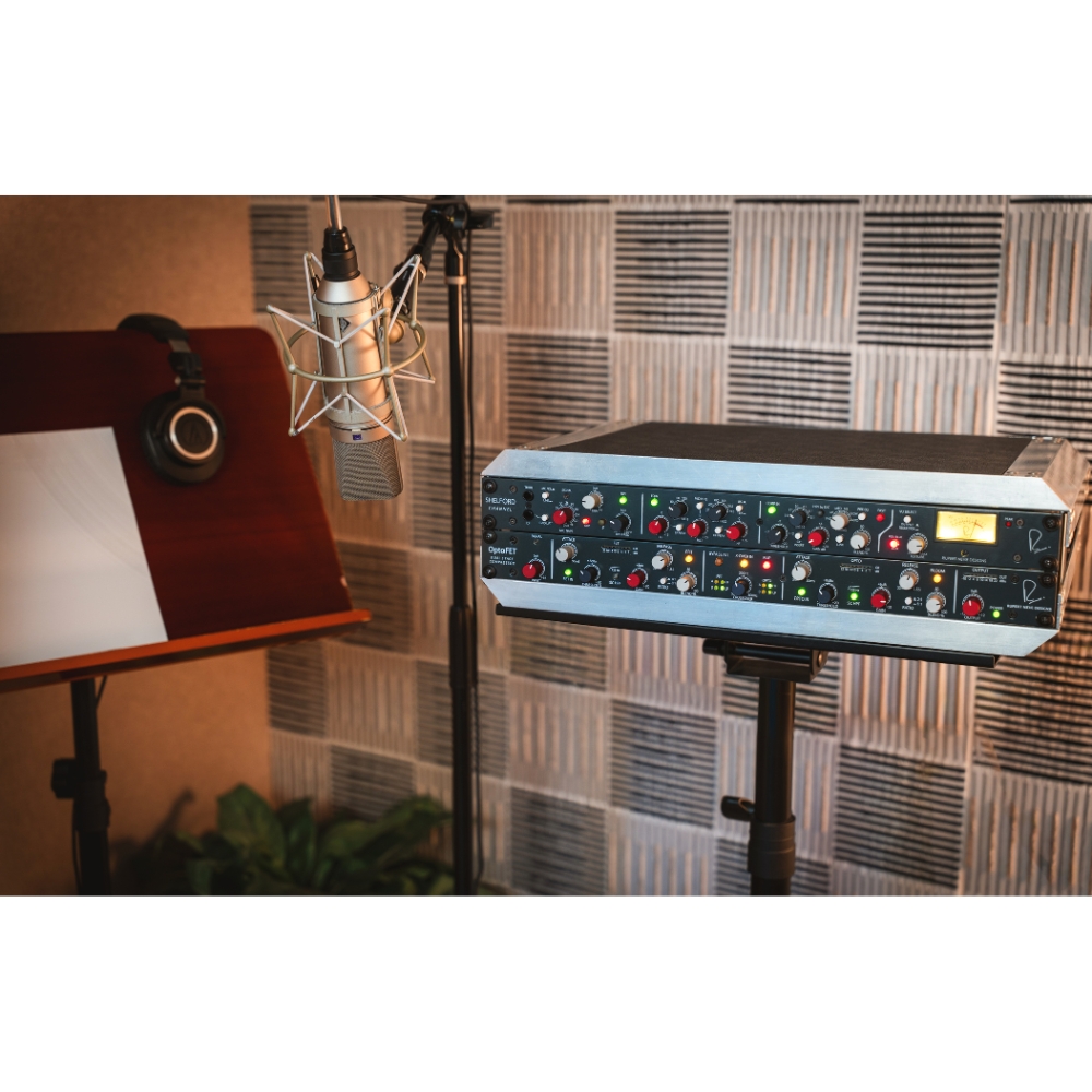Rupert_Neve_Designs_OptoFET_-_Dual_Stage_Analog_Compressor_-_11_-_Lifestyle_4_-_Vocal_1