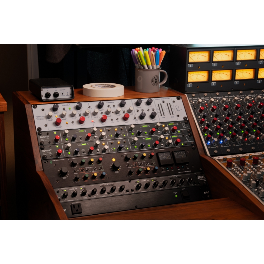Rupert_Neve_Designs_OptoFET_-_Dual_Stage_Analog_Compressor_-_13_-_Lifestyle_6_-_Rack_1