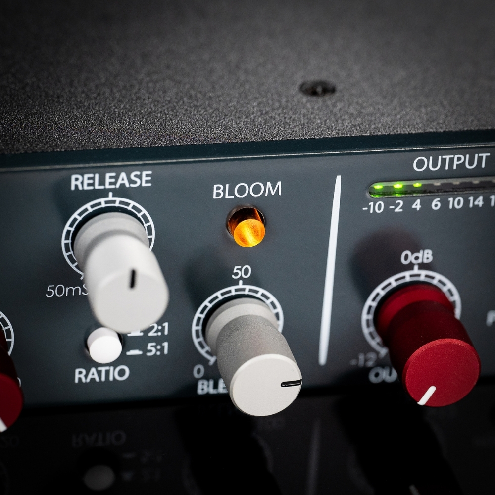 Rupert_Neve_Designs_OptoFET_-_Dual_Stage_Analog_Compressor_-_17_-_Lifestyle_10_-_Close-Up_3_-_BLOOM
