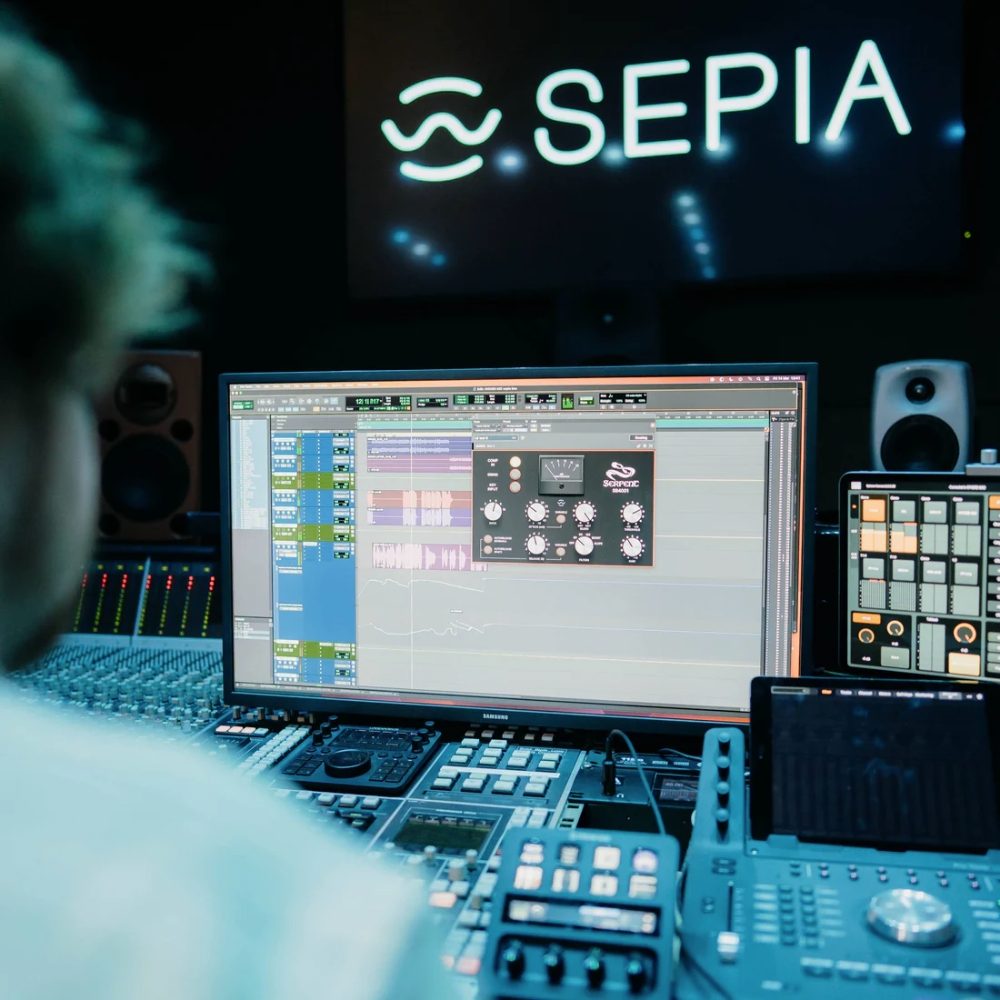 Serpent_Audio_SB4001_-_Stereo_Bus_Compressor_with_Quad_VCAs_SEPIA_Module_-_3_Lifestyle_Virtual_Interface_In_The_Studio