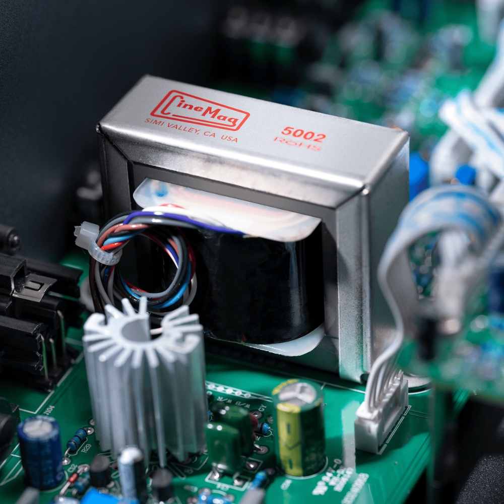 Warm_Audio_WA76-DA_-_Dual-Channel_Vintage-Voiced_Discreet_FET_Compressor_Blue_Stripe_-_8_Lifestyle_5_CineMag_Transformers