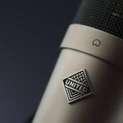 Universal_Audio_SOLO-610_and_United_Studio_Technologies_UT_Vintage87_-_Limited_Edition_Vintage_Recording_Bundle_16_UT_Vintage87_Mic_Lifestyle_Logo_Close-Up
