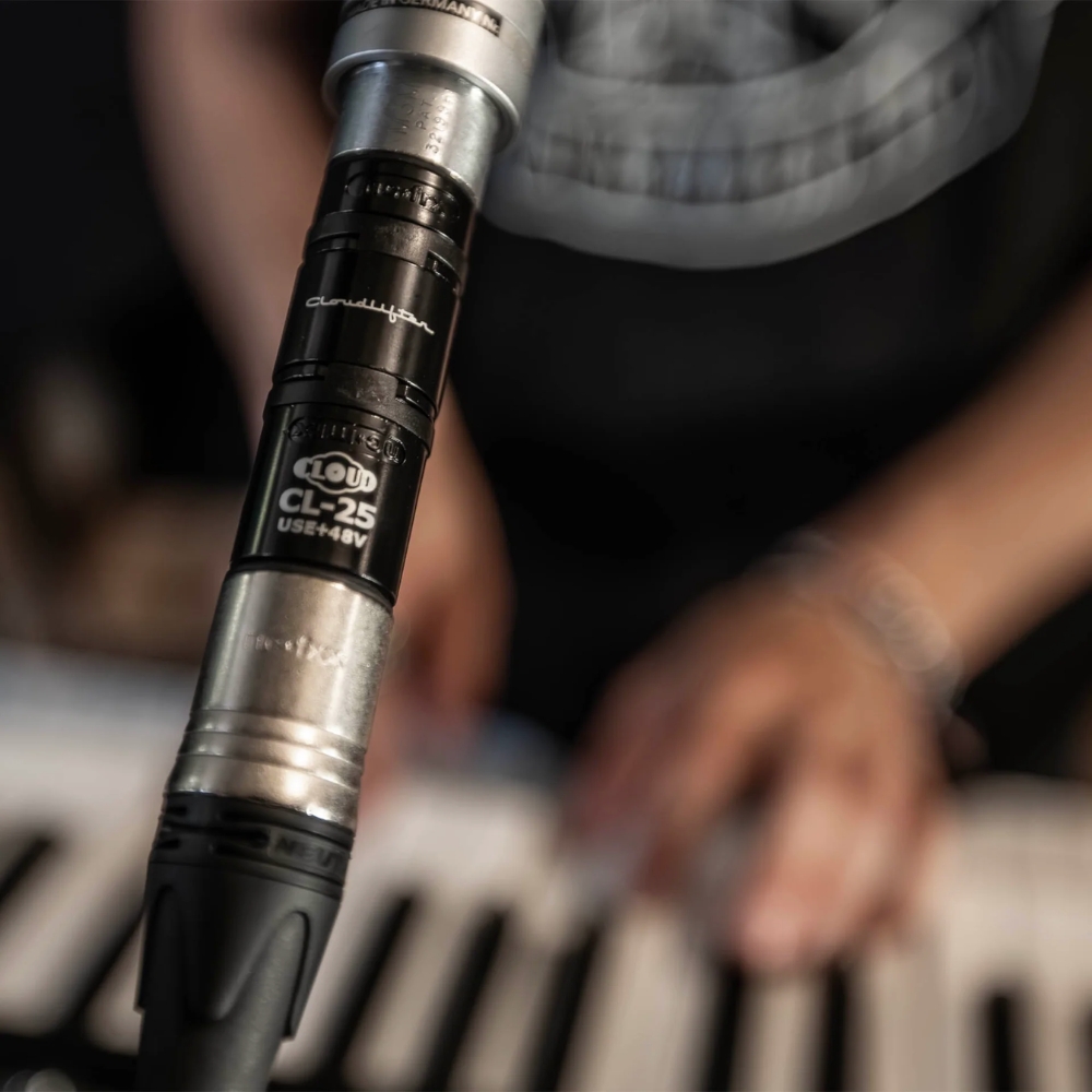 Cloud_Microphones_Cloudlifter_Mini_CL-25_-_Ultra-Compact_Mic_Activator_-_6_Lifestyle_2_Keyboard_Player