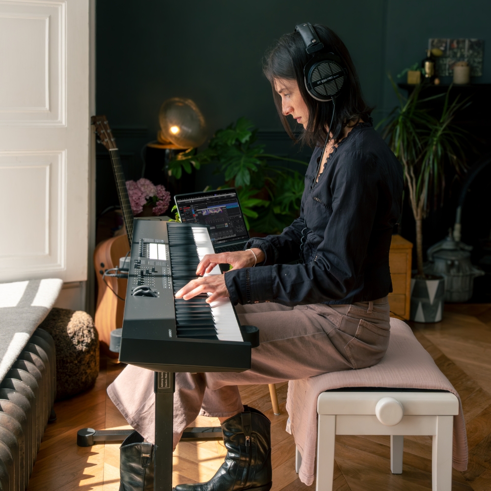 Novation_LaunchKey_88_Mk4_-_Lifestyle_4