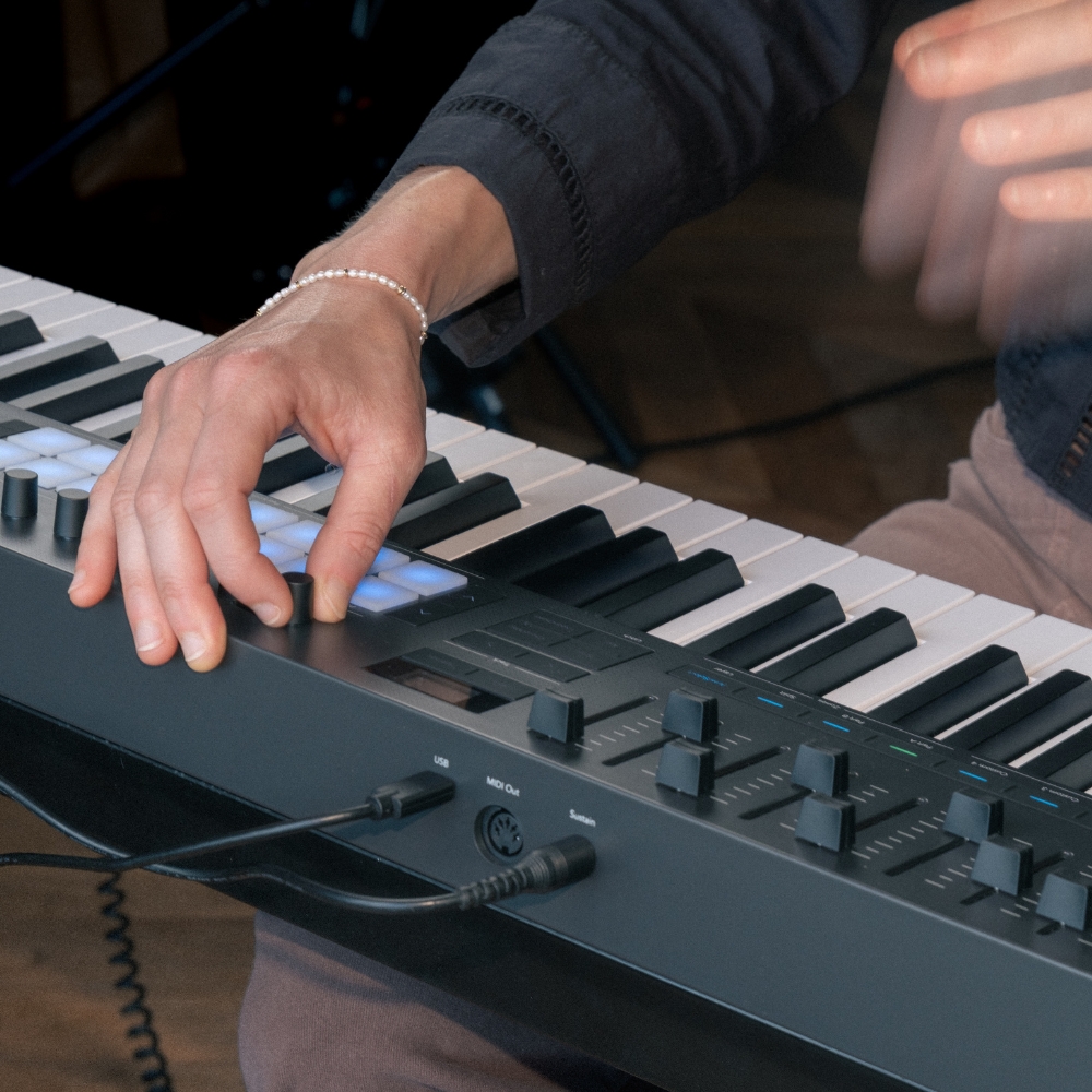 Novation_LaunchKey_88_Mk4_-_Lifestyle_5