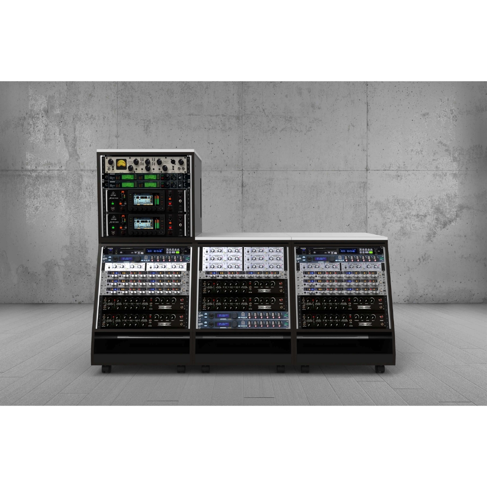 SESSIONDESK_ALEA_-_10RU_Face-Up_Vertical_Side_Rack_Solution_-_4_Lifestyle
