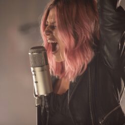 Warm_Audio_WA47F_-_Large-Diaphragm_FET_Transformer-Balanced_Studio_Condenser_Microphone_-_7_Lifestyle_1_Vocalist_1