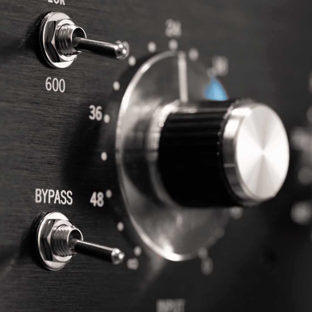 Warm_Audio_WA76-D_-_Single-Channel_Clean_Gain_Discrete_FET_Compressor_-_8_Lifestyle_5_Switches_and_Main_Knob_Close-Up