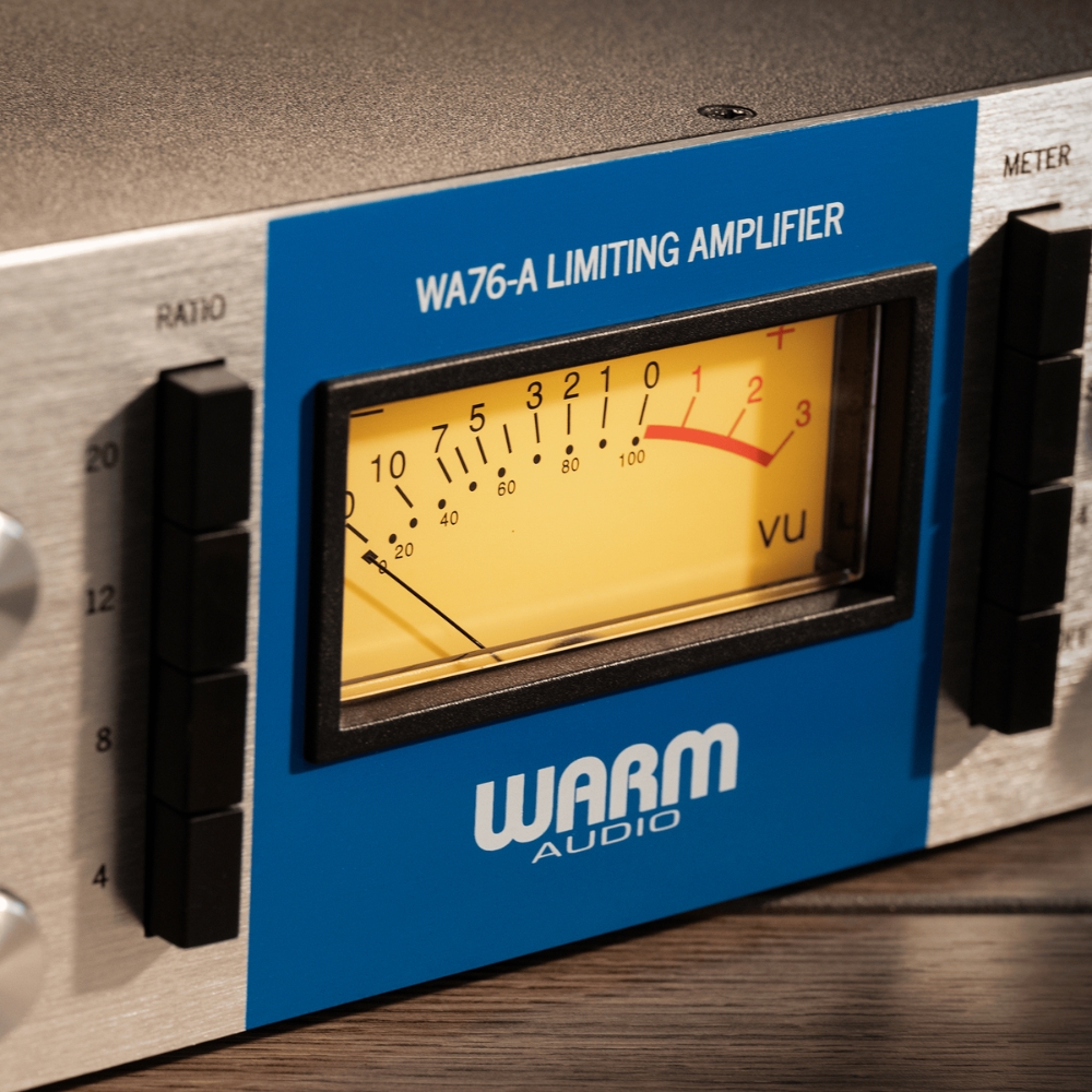 Warm_Audio_WA76-A_-_Single-Channel_Vintage-Voiced_Discreet_FET_Compressor_Blue_Stripe_-_5_Lifestyle_2_Amp