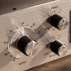Warm_Audio_WA76-A_-_Single-Channel_Vintage-Voiced_Discreet_FET_Compressor_Blue_Stripe_-_6_Lifestyle_3_Knobs