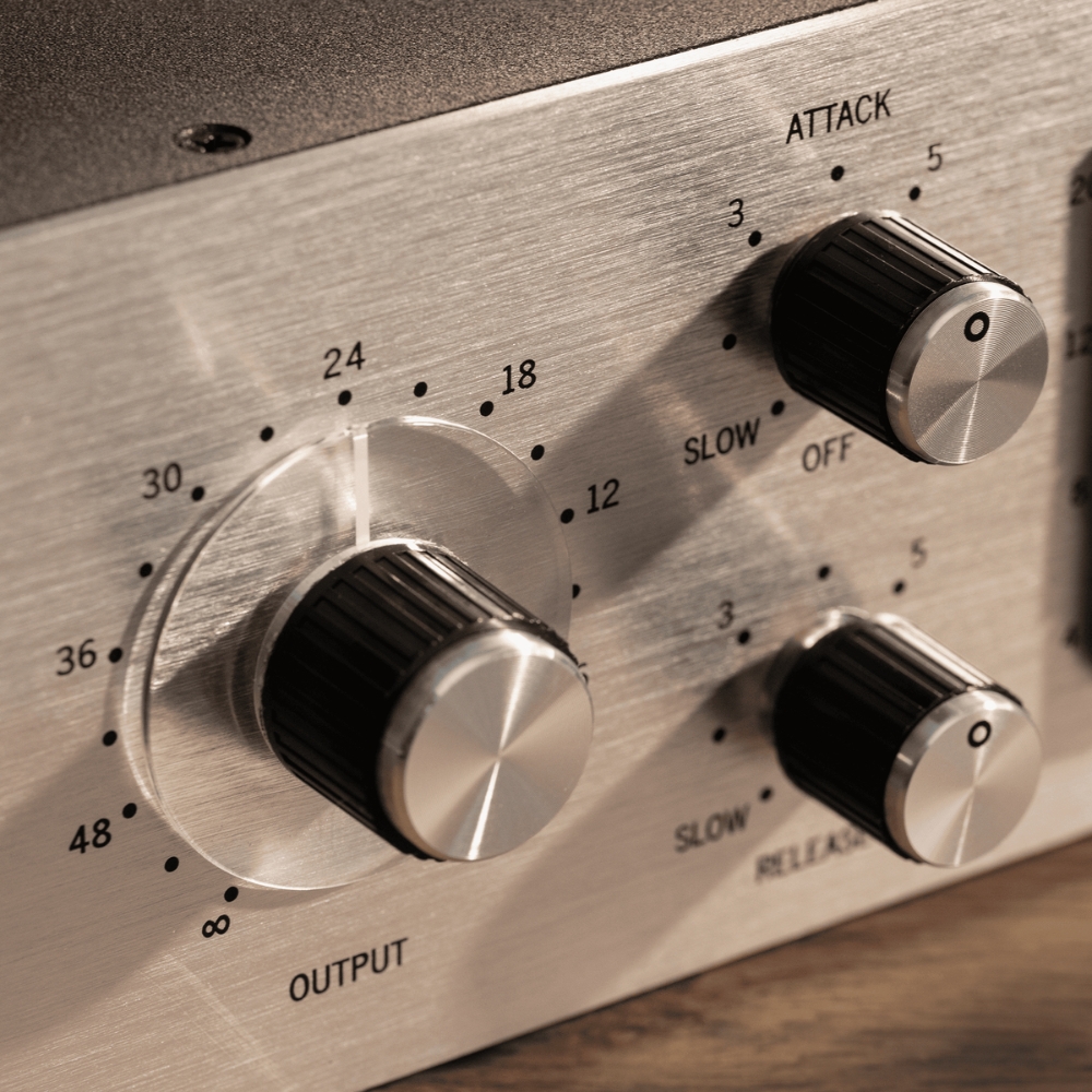 Warm_Audio_WA76-A_-_Single-Channel_Vintage-Voiced_Discreet_FET_Compressor_Blue_Stripe_-_6_Lifestyle_3_Knobs
