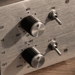 Warm_Audio_WA76-A_-_Single-Channel_Vintage-Voiced_Discreet_FET_Compressor_Blue_Stripe_-_7_Lifestyle_4_Knobs_and_Switches