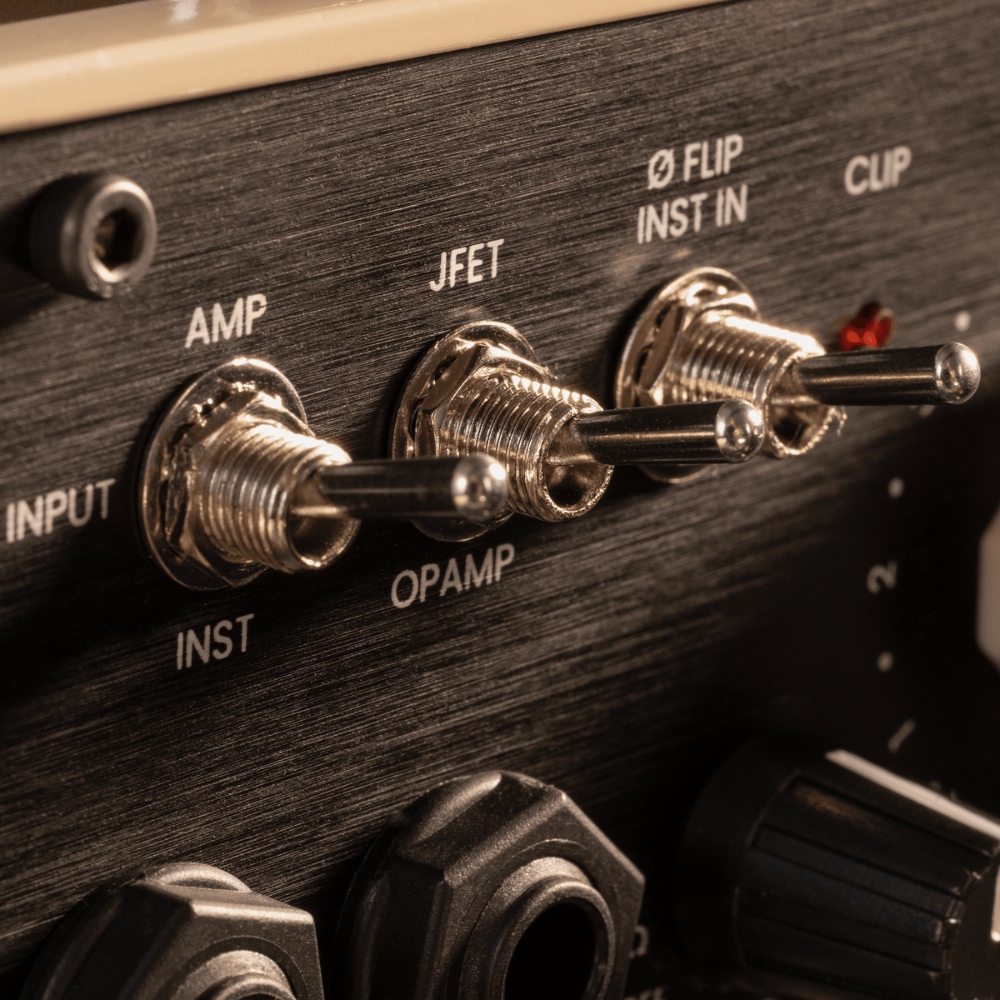 Warm_Audio_Reamper_-_All-Analog_Guitar_Reamp_and_Studio_Signal_Conversion_Device_with_Independent_Preamp_-_4_Lifestyle_2_Front_Switches_Zoomed