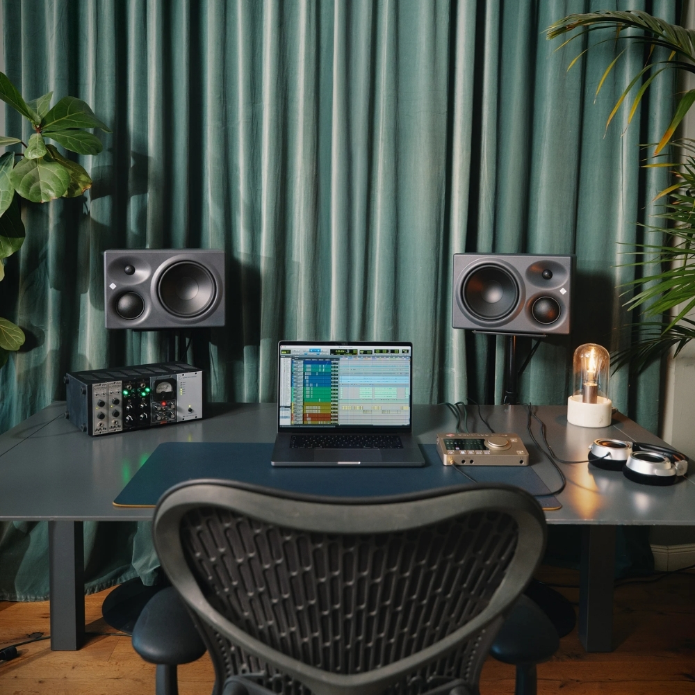Neumann_KH_310_II_L_and_R