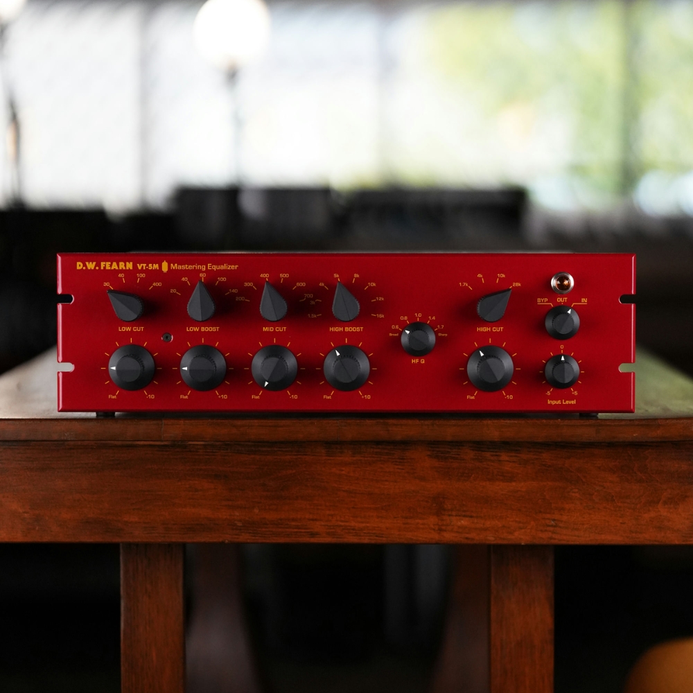 DW_Fearn_VT-5M_-_Stereo_Mastering_EQ_-_2_Front_Lifestyle
